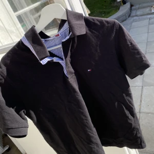 Tommy Hilfiger Pike i svart - Hej, säljer en pike från Tommy Hilfiger i utmärkt skick. Svart färg med blå underkrage. Nypris runt 1000kr. Storlek Small och True To Size. Tveka inte på att höra av dig. Pris inte hugget i sten. 