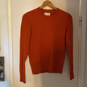 Stickad tröja - Stickad tröja i nyskick från Holly White. Storlek S. Använd en gång men inte min färg tyvärr. 