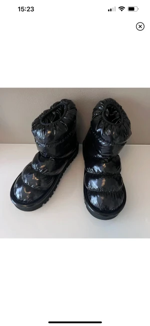 Coola uggs skor - Super fina uggs liknande skor. Aldrig använda. Har endast klippt av prislappen men sedan aldrig kommit till användning. Perfekta nu till hösten och vintern!!