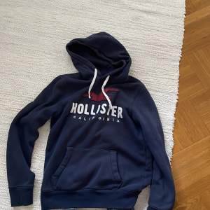 En hollister hoodie i bra skick för ett bra pris