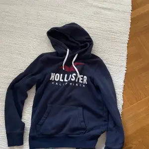 En hollister hoodie i bra skick för ett bra pris