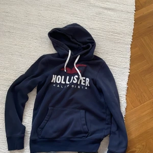 Hollister hoodie  - En hollister hoodie i bra skick för ett bra pris