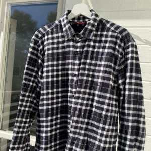 Svartvit Flanellskjorta från Pull&Bear - Hej, säljer en flanellskjorta från Pull&Bear i väldigt bra skick. Sällan använd och säljer nu billigt. Nypris runt 500kr. Storlek Medium och True To Size. Tveka inte på att höra av dig. Pris kan diskuteras. 