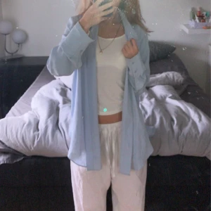 Blå skjorta  - Somrig babyblå skjorta perfekt att styla till både höst och sommar - Nyskick endast testad! men 💕