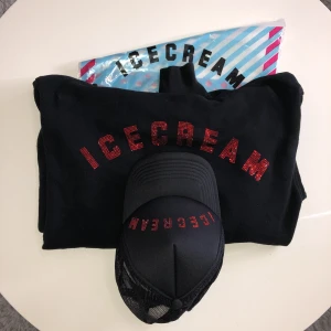 Icecream Rhinestone Logo Popover-Hoodie - Sparsamt använd, tipp topp skick, inga flaws, som ny! ✨ Matchande keps finns också för paket pris1600 ✨  ⭐️ Storlek S ⭐️  ⚡️ Icecream plastpåse & alla lappar tillkommer ⚡️  💥 Pris går att diskutera vid smidig affär  🔥 Först till kvarn, alltid snabba svar