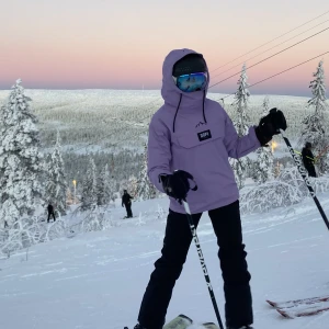 Dope jacka  - En fin skidjacka från dope. Använd 1 säsong och väldigt fin i färgen. Den är bra då det finns vädrings fickor på sidorna om man blir för varm. Den han en luva som går över vissa hjälmar, inte alla dock. Säljer vidare då jag  vill ha en jacka med dragkedja