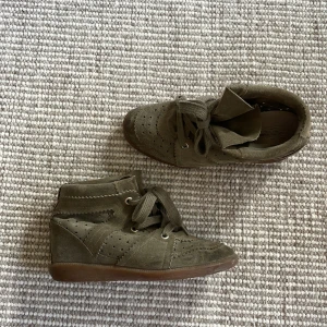 Isabel marant skor - NYSKICK! Säljer mina underbara isabel marant boots i storlek 39. Modell: Bobby. Endast använd ett fåtal gånger, dustbag kommer med 🩷 Originalpris ligger på 5 900kr.