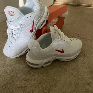 Tn skor (vita) - De är använda en gång de var för små, så jag tänkte sälja den, fick den som present det är äkta och det ingår paket med 