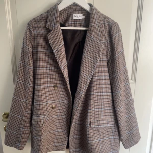 Snygg blazer  - Mönstrad snygg blazer från NA-KD! Storlek 36 men är lite oversized i modellen. 