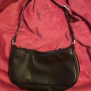 monki väska - liten handväska som får plats med det viktigaste, i bra skick!