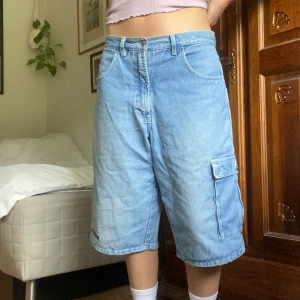 jorts!!!! - ljusblå jorts!!!!! finns en liten liten diskret grön fläck (bild 3). i största laget på mig som vanligtvis har s/w26/36 men sitter bra med ett bälte 