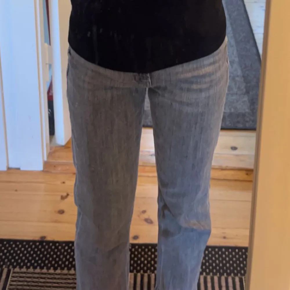 Jätte fina jeans från zara, använda 1 gång. Har inga defekter och ser ut oanvända! (Vill ha bort asap, ränsar garderob!) !!Tryck inte ”KÖP” direkt!!. Jeans & Byxor.