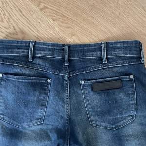 Lågmidjade jeans ifrån wrangler i storlek 28/34, sitter som en 27/32💝