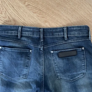 Lågmidjade jeans - Lågmidjade jeans ifrån wrangler i storlek 28/34, sitter som en 27/32💝