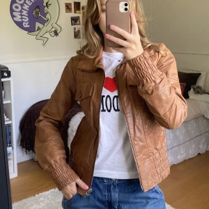 Äkta läderjacka - Brun äkta läderjacka från ONLY, perfekt skick!🤎 strl M men passar även S