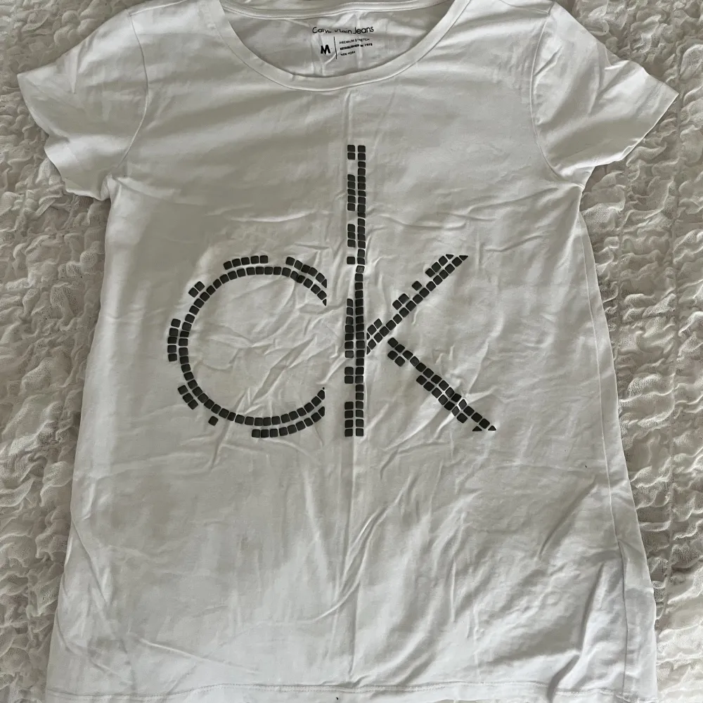 Skitcool stilren Calvin Klein tshirt som tyvärr inte kommit till användning, toppskick! Fri frakt 🥰🫶. T-shirts.