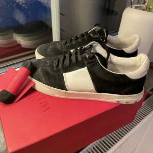 Valentino flycrew  - Säljer dessa eftertraktade flycrews i bra skick. Nypris: ca 6700kr. Det saknas två nitar på den vänstra skon, det går dock att få tag i nya nitar i fysiska valentino butiker. Självklart medföljer box, dustbag och extra skosnören. 🥰Pris är diskuterbart!  