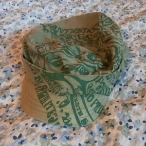 Keps - Jättefin grön keps med fina detaljer! 