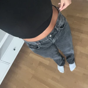 Gina tricot lowwaisted jeans  - Säljer mina lågmidjade jeans från gina tricot i snygg tvättad svart färg! Helt oanvända då jag köpte fel storlek från början. Dom är i storlek 40 men skulle absolut säga dom passar mindre. På bilderna ser ni dom på mig som är 38/36 & 168 lång! 💕🩷  