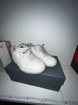 New balance  - Ett par newbalance köpta från soleplus! Skick 7/10 bara lite gula sulor annars är den i ett bra skick. Kan sänka priset vid snabb affär!