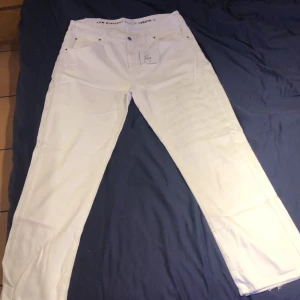 Byxor  - Waist 36 length 30 Liw straight white det är som storlek L. Helt nya nytt  pris 599kr inte använda. Betalar frakt själv eller så kan jag möta upp i väserås. Mera frågor skriv i dm  