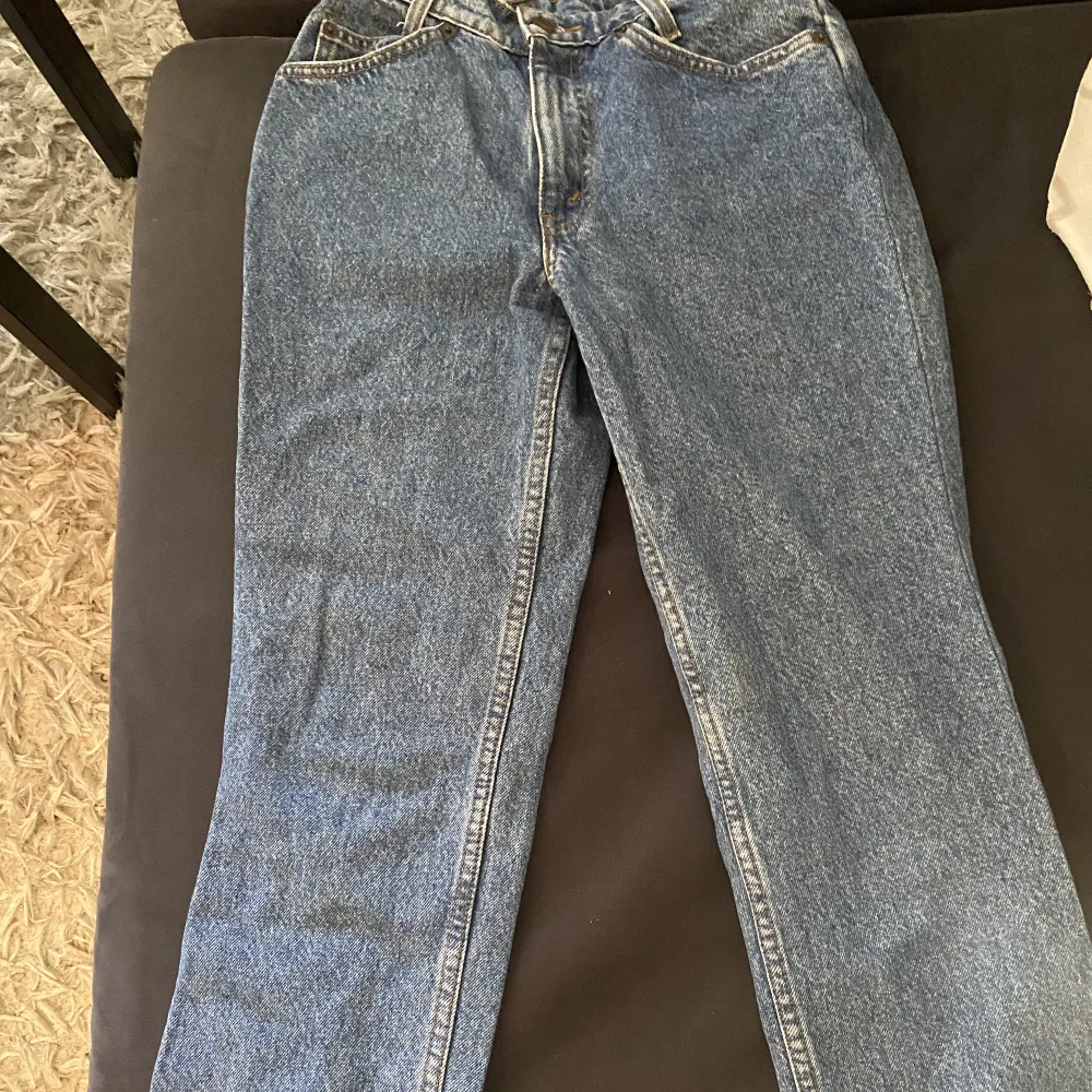 Levis jeans med straight leg, använts fåtal gånger. Storlek 27W och midwaist! 🩷🩷. Jeans & Byxor.