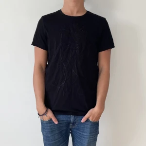 J.Lindeberg T-shirt - J.Lindeberg T-shirt- Storlek S - varan är i bra skick, inga flaws - modellen är 172cm och 65kg - vid frågor eller funderingar är det bara att skriva!