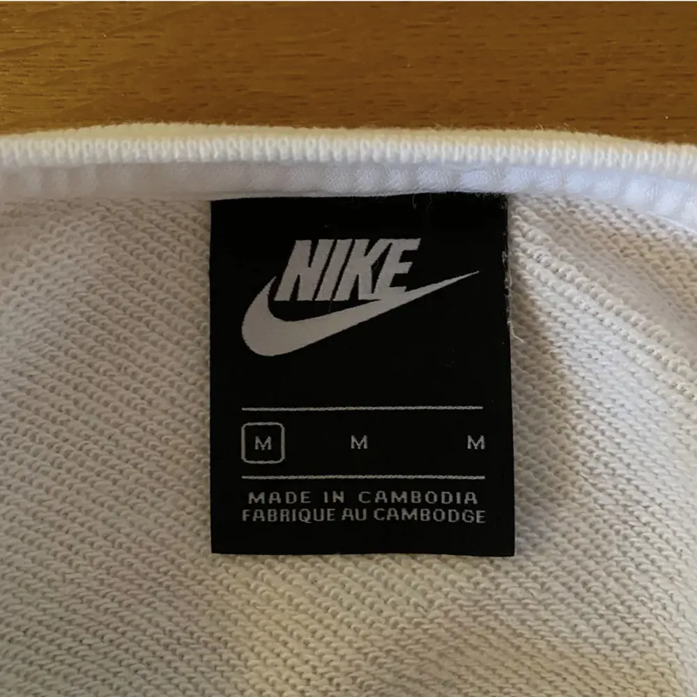 En vit croppad sweatshirt från nike, den går att justera där fram. Knappt använd 🤍. Tröjor & Koftor.