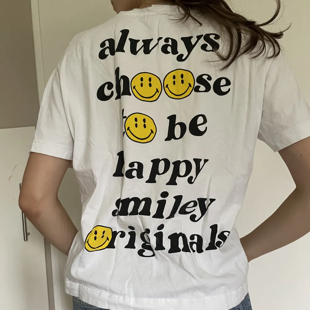 Cool tröja från Zara x Smiley. Använd ett fåtal gånger!. T-shirts.