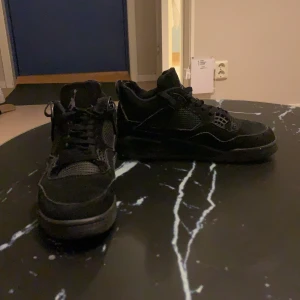 Jordan 4 Black cat - Knappt använda Jordan 4s i storlek 42. Säljer dessa då jag jag i princip aldrig använder dem och är i ett gott skick! 