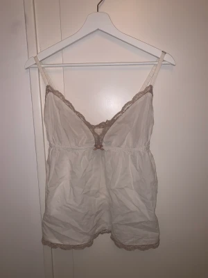 Odd molly topp - Säljer denna topp i fint skick då jag inte använder den🌸Kan även stryka den om det önskas ifall den säljs!