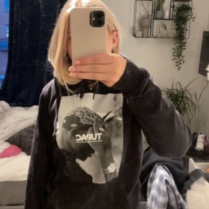 Tupac hoodie  - tupac hoodie köpt för 500 , strl Xs-s , kom privat för frågor 🙏🏻🥰
