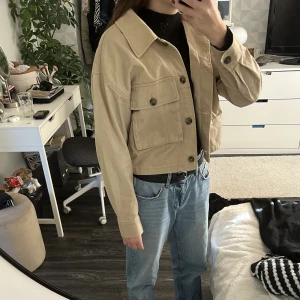 Jacka  - Jag säljer en beige jacka från BIKBOK i storlek xs, den är i väldigt bra skick och bara använd ett fåtal gånger.