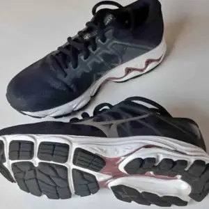 Mizuno wave equate 6 träningsskor, storlek 37. Säljes pga fel storlek. Använda endast 1 gång.  Kostade 995 sek vid inköp. 