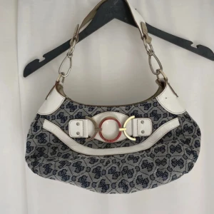 Guess väska - Jätte fin väska i fint skick! Vid fler frågor kan ni alltid fråga 🤍 den är väldigt rymlig 