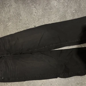 Svarta denim jeans - Helsvarta jeans utsläppta och loose fit. Aldrig använts då de var för stora.