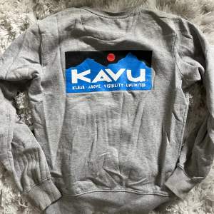 sweatshirten är från märker KAVU  och har ett tryck på ryggen, tröjan är i storleken S.  tröjan är i ett mycket bra skick🥰