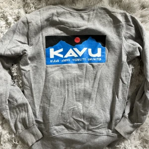 grå sweatshirt med tryck på ryggen - sweatshirten är från märker KAVU  och har ett tryck på ryggen, tröjan är i storleken S.  tröjan är i ett mycket bra skick🥰