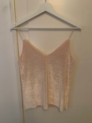 Beige/rosa topp - Suuuperfin topp som funker både till fest och annat. Jätte fint skick, använd fåtal gånger🌸