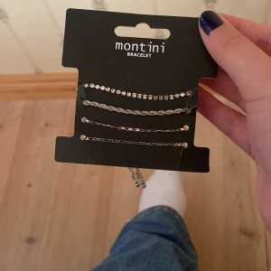Armband (4st) - Armband från ur & Penn som jag råkade köpa dubbletter av men superfina och det första är glittrigt 