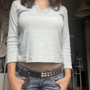 Y2k långärmad tröja  - 🍓Man kan kommentera ifall man är intressead och vill köpa, så markerar jag tröjan som såld, betala via swisha då!🍓‼️SWISHA TILL 0702939703 VID KÖP‼️ en väldigt söt ljusblå långärmad tröja från 2000-talet! Har en lite fläck vilket visas på sista bilden.💋🩷