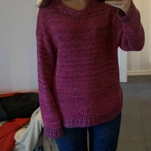 Stickad tröja Camelot  - Mysig stickad tröja från Camelot. I bra skick! Storlek XL. Jag är 170 för referens. 