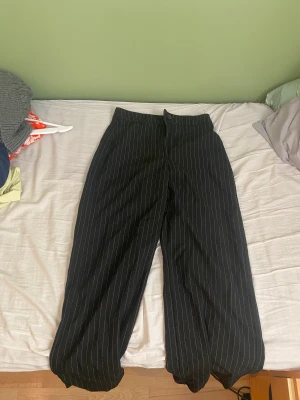 Kostymbyxor bershka  - Säljer ett par svartrandiga kostymbyxor från bershka i storlek 38. Fint skick. 