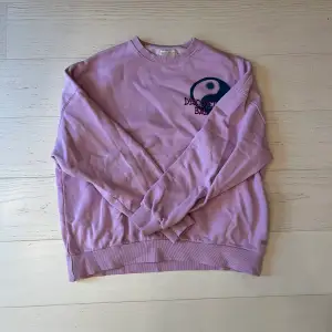 Cool tjocktröja från pull and bear!💘Väldigt bra skick, säljer pga att den inte andvänds. Coolt tryck på ryggen oxå!