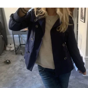 Kappa - Så snygg marinblå kappa!! Nyskick 