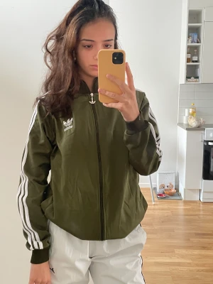 Grön Adidas tröja - En grön adidas tröja som jag köpt på beyond retro. Ganska oversized men är i storlek s.