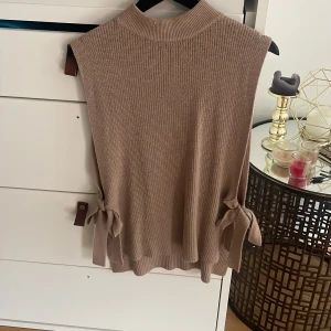 Stickad T-shirt  - En jättefin stickad T-shirt ish som går att knyta lite olika använ typ 2 gånger💕