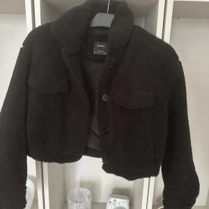Teddyjacka - Kort teddyjacka i svart. Storlek S. Endast använd vid några enstaka tillfällen.
