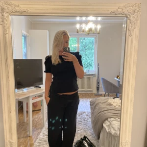 Fin svart tröja💕💕 - En svart T-shirt med puffiga axlar och superskönt material💗 lite nopprig vid innerarmarna se bild 3❣️storlek L men är liten i storleken 