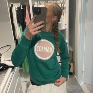 Colmar tröja - Säljer min fina colmar tröja då den inte kommer till användning. Endast använd fåtal gånger! (OBS!!! spegeln är smutsig på första bilden, inte tröjan.) Pris går att diskutera!